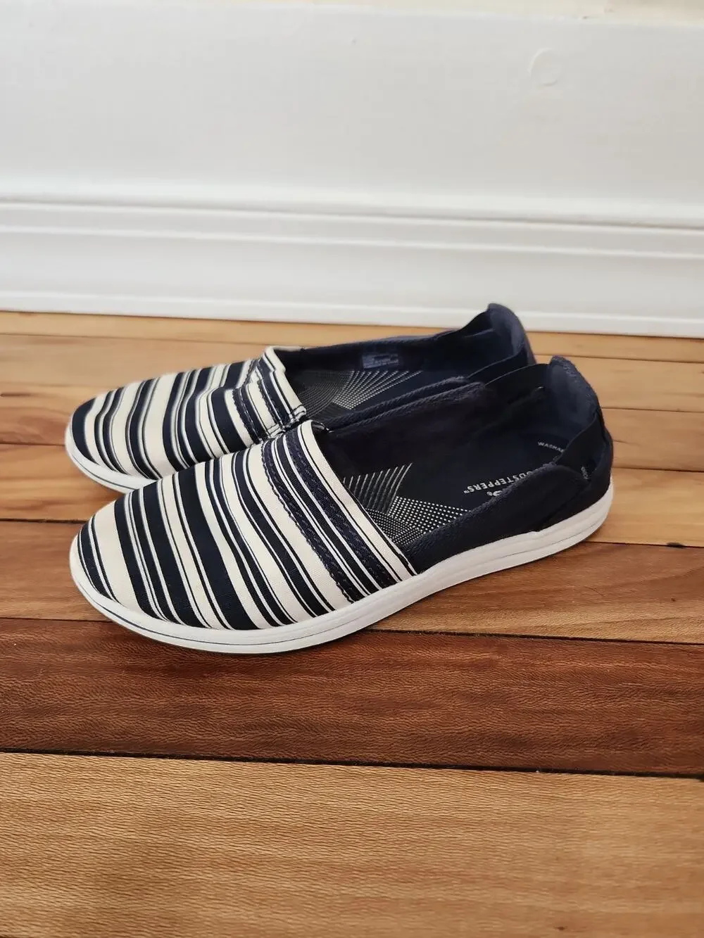Clarks Cloudsteppers Sneakers Size 7.5 Blue Striped Comfort Walking Slip On